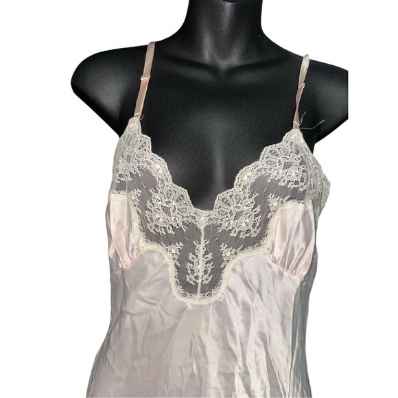 VINTAGE BEAUTIFUL LEGENDS Vintage Shiny Nylon blend pink Lace Trim Nightgown Wor - Picture 2 of 8